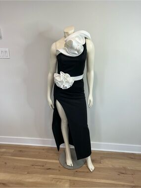 Gorgeous Black One-Shoulder Gown with White Sculptural Floral Accents❤️XS
